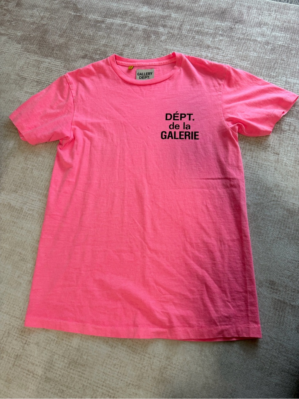 Gallery Dept Pink Graphic Tee - Dépt. de la Galeriey